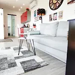 Ranch 66 - Wellness Tiny House Black Swallow Ve Stylu Route 66 Se Saunou, Koupacím Sudem A Bazénem Tršice