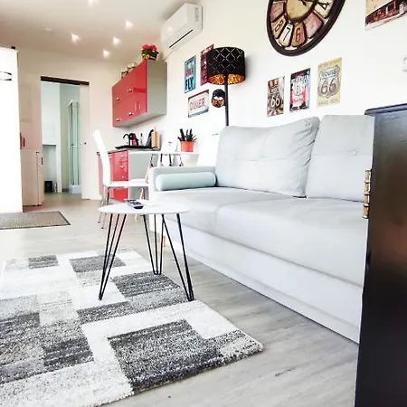 Ranch 66 - Moderni Tiny House Black Swallow Ve Stylu Route 66 Se Saunou A Bazenem Trsice