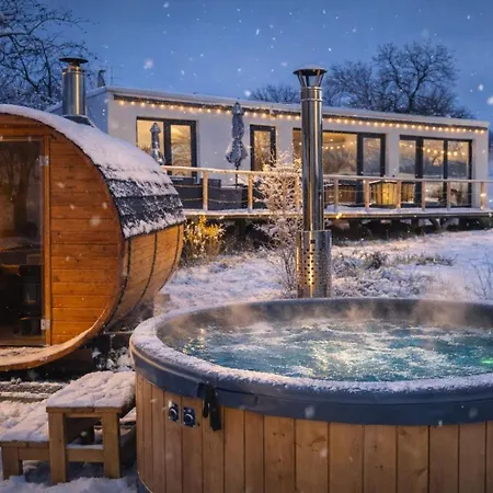 Ranch 66 - Wellness Tiny House Black Swallow Ve Stylu Route 66 Se Saunou, Koupacim Sudem A Bazenem Σπίτι διακοπών *