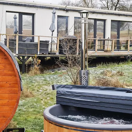 Feriehus Ranch 66 - Wellness Tiny House Black Swallow Ve Stylu Route 66 Se Saunou, Koupacim Sudem A Bazenem