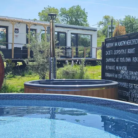 Ranch 66 - Wellness Tiny House Black Swallow Ve Stylu Route 66 Se Saunou, Koupacim Sudem A Bazenem Σπίτι διακοπών *